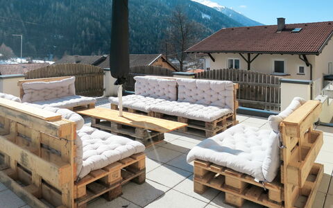 Zentral: Ciel, Table, Meubles, Extérieur Banc, Bâtiment, Bois, Fenêtre, Arbre, Mobilier De Jardin, Montagne