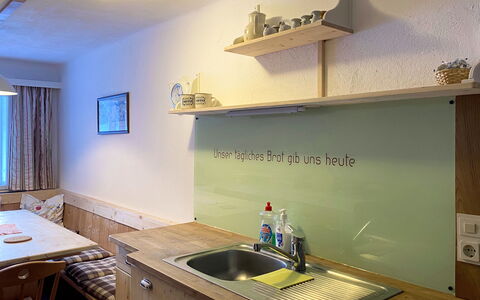 Knaushof: Propriété, Pièce, Plafond, Design Intérieur, Bâtiment, Éclairage, Maison, Meubles, Mur, Architecture