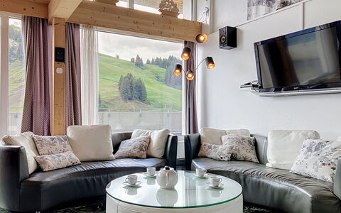 Les Cimes: Meubles, Design Intérieur, Canapé, Salon, Plafond, Domicile, Éclairage, Sol, Appartement, Pièce