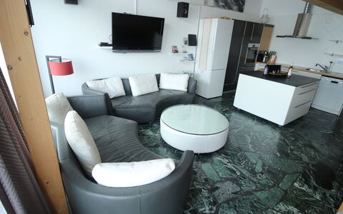 Les Cimes: Table, Cadre, Meubles, Canapé, Éclairage, Salon, Design Intérieur, Bâtiment, Chaise, Style
