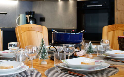 Siviez-Nendaz 649: Vaisselle, Meubles, Serveware, Table, Aliments, Vaisselle, Assiette, Drinkware, Chaise