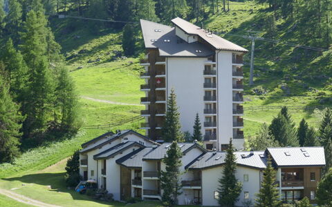 Siviez-Nendaz 649: Plante, L'Eau, Propriété, Meubles, Bâtiment, Table, Fenêtre, Bleu Azur, Chaise, Design Intérieur