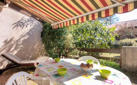 Juncades: Plante, Propriété, Meubles, Lumière, Chaise, Table, Mobilier De Jardin, Ombre, Tableau De Plein Air, Nappe De Table