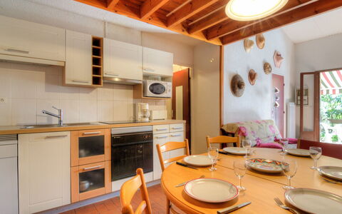 Juncades: Propriété, Pièce, Bâtiment, Meubles, Design Intérieur, Cuisine, Plafond, Comptoir, Cabinetry, Maison