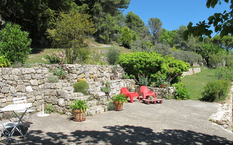Le Cabanon: Végétation, Arbuste, Printemps, Chalet, Jardin, Ombre, Arrière-Cour, Cour, Chaise