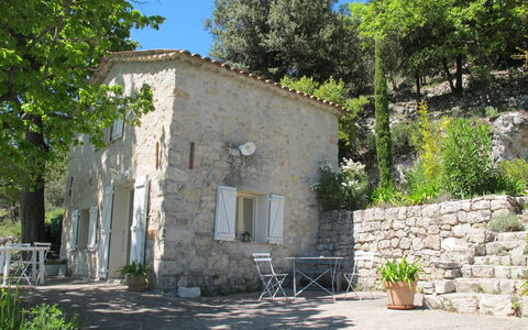 Le Cabanon: Végétation, Arbuste, Printemps, Chalet, Jardin, Ombre, Arrière-Cour, Cour, Chaise