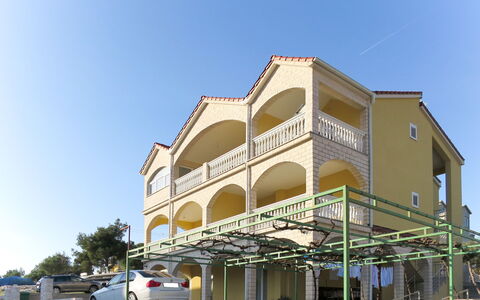 Šibenik 668: Propriété, Bâtiment, Architecture, Maison, Immobilier, Zone Résidentielle, Domicile, Usage Mixte, Façade, Balcon
