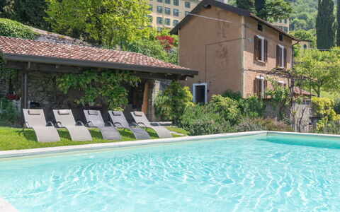 Meri (Vna225): L'Eau, Plante, Bâtiment, Propriété, Piscine, Arbre, Bleu Azur, Fenêtre, Ombre, Maison