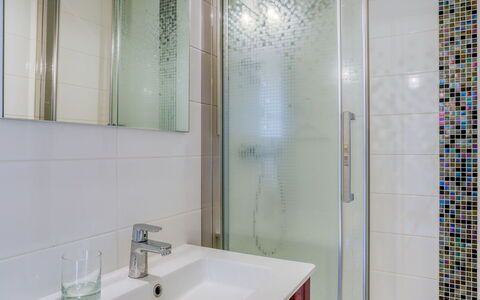 Trinquart: Salle De Bains, Tuile, Pièce, Propriété, Design Intérieur, Robinet, Architecture, Verre, Accessoire Salle De Bain, Sol