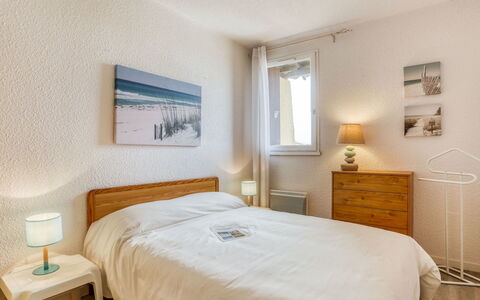 Trinquart: Chambre, Meubles, Lit, Pièce, Drap De Lit, Propriété, Cadre De Lit, Literie, Mur, Design Intérieur