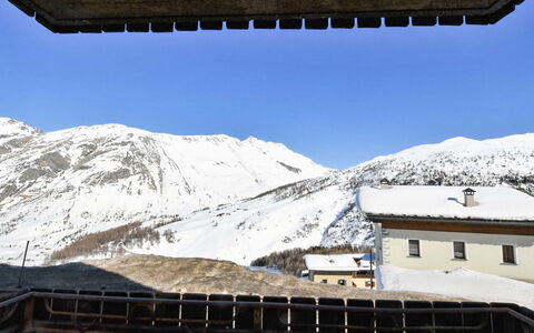 Trepalle: Ciel, Bâtiment, Jour, Propriété, Montagne, Neige, Blanc, Lumière, Fenêtre, Pente