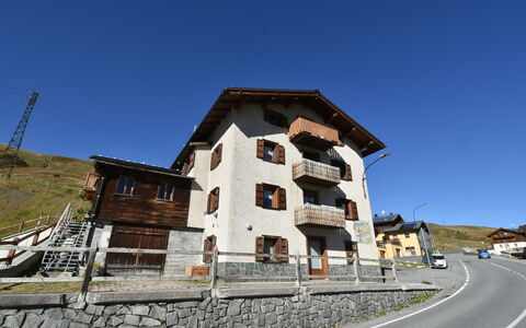 Trepalle: Ciel, Bâtiment, Fenêtre, Maison, Pente, Bois, Façade, Paysage, Toit, Asphalte