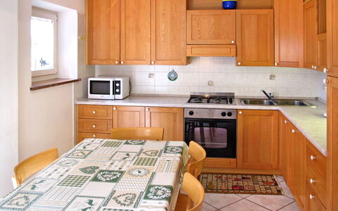 Giuditta: Propriété, Pièce, Cuisine, Meubles, Cabinetry, Comptoir, Bâtiment, Sol, Design Intérieur, Maison