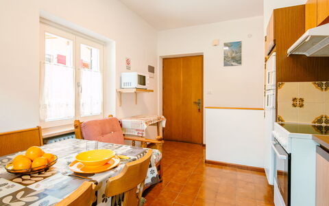 Pederiva (Sof740): Table, Propriété, Meubles, Cabinetry, Bois, Chaise, Orange, Design Intérieur, Bâtiment, Porte