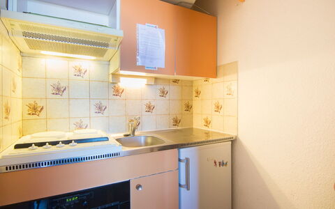 Douc: Pièce, Propriété, Cuisine, Cabinetry, Meubles, Design Intérieur, Tuile, Jaune, Orange, Bâtiment