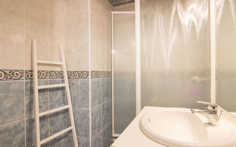 Douc: Salle De Bains, Propriété, Tuile, Pièce, Design Intérieur, Mur, Immobilier, Luminaire Plomberie, Baignoire, Architecture