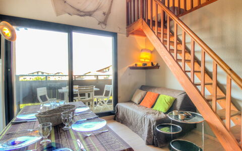 Douc: Pièce, Propriété, Design Intérieur, Meubles, Bâtiment, Jaune, Maison, Immobilier, Domicile, Plafond