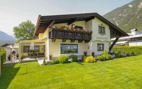 Alpenheim Haid: Ciel, Plante, Bâtiment, Propriété, Fenêtre, Montagne, Maison, Nuage, Arbre, Lot Terre