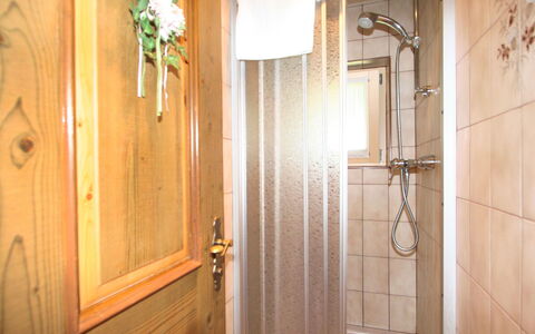 Alpenheim Haid: Propriété, Tete De Douche, Salle De Bains, Luminaire Plomberie, Bois, Design Intérieur, Porte, Douche, Bâtiment