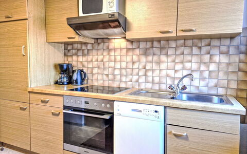 Längenfeld 681: Cabinetry, Comptoir, Sol, Bois, Design Intérieur, Sol, Évier, Tiroir, Principaux Appliance, Cuisine