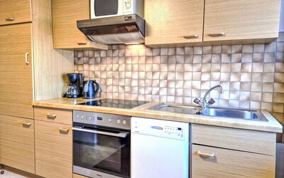 Wiesenhof 681.1: Cabinetry, Comptoir, Sol, Bois, Design Intérieur, Sol, Évier, Tiroir, Principaux Appliance, Cuisine