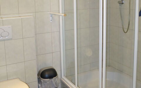 Faulhaber: Salle De Bains, Tuile, Propriété, Pièce, Porte De Douche, Porte, Douche, Luminaire Plomberie, Verre, Sol