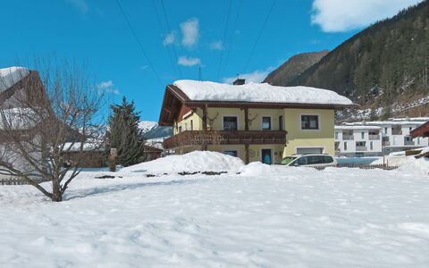 Faulhaber: Nuage, Ciel, Neige, Jour, Propriété, Montagne, Bâtiment, Fenêtre, Pente, Maison