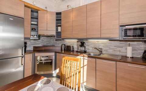 Villa Hymy: Balcon, Appartement, Ombre, Verre, Condominium, Balustrade, Porche, Daylighting, Plate-Forme, Mobilier De Jardin