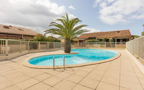 Capbreton 190: L'Eau, Nuage, Ciel, Piscine, Bleu Azur, Plante, Arbre, Arecales, Plan D'Eau, Ombre