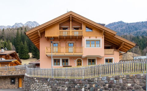 Soraga di Fassa 664: Maison, Domicile, Toit, Chalet, Chaîne De Montagnes, Balcon, Vallée, Village, Biens, Peindre