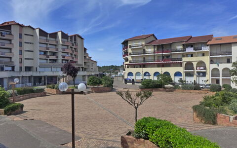 Capbreton 200: L'Eau, Ciel, Bâtiment, Bleu Azur, Montagne, Arbre, Architecture, Plan D'Eau, Lac, Quartier