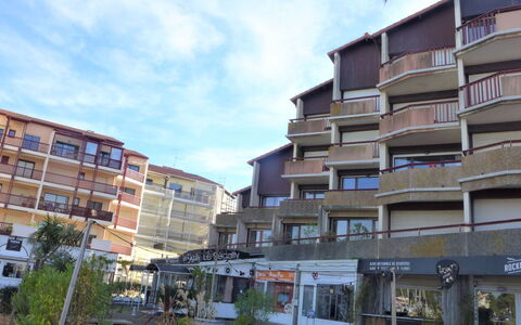 Capbreton 200: Ciel, Bâtiment, Nuage, Plante, Propriété, Fenêtre, Bloc Tour, Design Urbain, Condominium, Mur