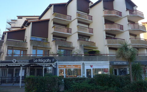 Capbreton 200: Plante, Ciel, Bâtiment, Propriété, Fenêtre, Design Urbain, Bloc Tour, Quartier, Condominium, Arbre