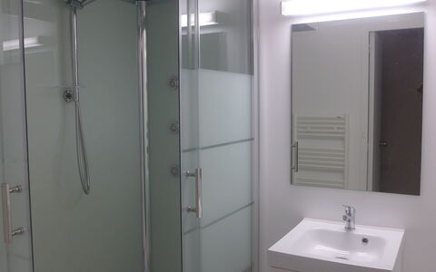 Capbreton 200: Salle De Bains, Propriété, Pièce, Luminaire Plomberie, Architecture, Accessoire Salle De Bain, Verre, Porte De Douche, Design Intérieur, Maison