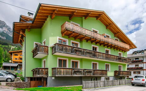 Pozza di Fassa 653: Bâtiment, Roue, Propriété, Ciel, Nuage, Fenêtre, Véhicule, Voiture, Design Urbain
