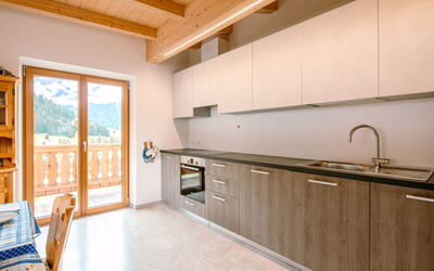Saslench 653.1: Cabinetry, Propriété, Bâtiment, Comptoir, Evier, Évier, Bois, Robinet, Cuisine, Fenêtre