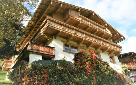 Gangerhof: Ciel, Plante, Nuage, Bâtiment, Arbre, Bois, Façade, Toit, Paysage, Chalet