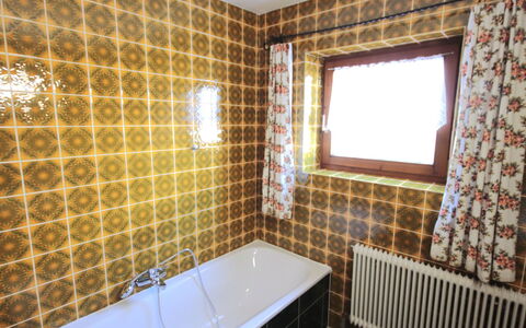 Gangerhof: Luminaire Plomberie, Sol, Salle De Bains, Design Intérieur, Sol, Plomberie, Tuile, Robinet, Baignoire, Pièce