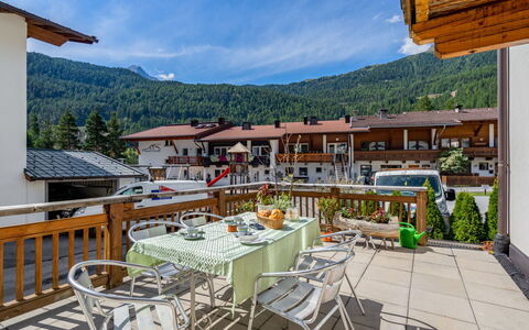 Sölden 731: Ciel, Table, Propriété, Nuage, Meubles, Plante, Pot De Fleur, Bâtiment, Chaise, Mobilier De Jardin