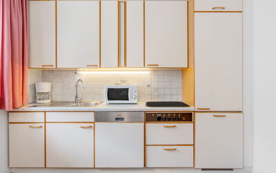 Rosi 731.1: Bâtiment, Cabinetry, Comptoir, Meubles, Propriété, Évier, Cuisinière, Tiroir, Cuisine, Rideau