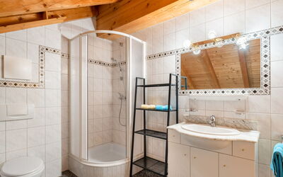 Lore 731.2: Propriété, Luminaire Plomberie, Armoire De Toilette, Salle De Bains, Évier, Robinet, Douche, Design Intérieur, Bois