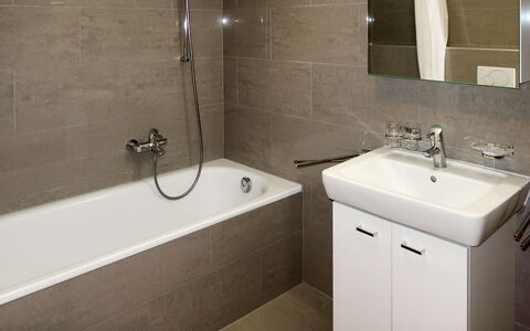 Thyon-Les Collons 628: Salle De Bains, Robinet, Lavabo, Propriété, Évier, Pièce, Luminaire Plomberie, Mur, Accessoire Salle De Bain, Tuile