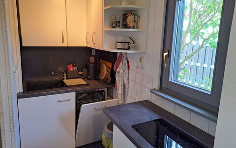 Karli: Cabinetry, Propriété, Comptoir, Cuisinière, Fenêtre, Appareil De Cuisine, Gaz Poele, Cuisine, Design Intérieur, Bois