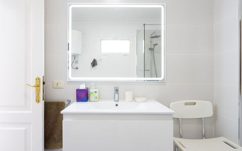 Laurisilva: Miroir, Robinet, Évier, Propriété, Lavabo, Luminaire Plomberie, Armoire De Toilette, Salle De Bains, Violet