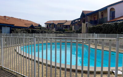 Capbreton 750: L'Eau, Ciel, Bâtiment, Fenêtre, Piscine, Bleu Azur, Clôture, Nuage, Plan D'Eau, Maison