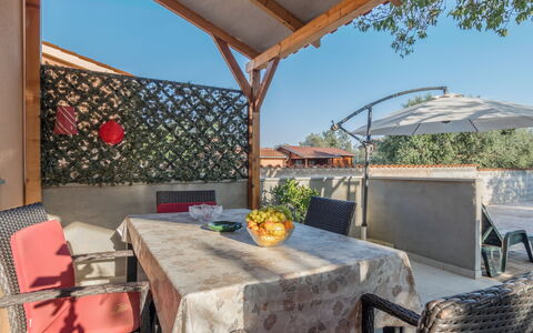 Ruza: Table, Meubles, Ciel, Propriété, Plante, Pot De Fleur, Chaise, Ombre, Design Intérieur, Bâtiment