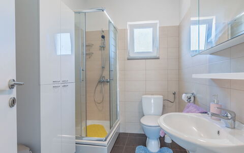 Ruza: Luminaire Plomberie, Miroir, Robinet, Évier, Propriété, Douche, Salle De Bains, Lavabo, Violet