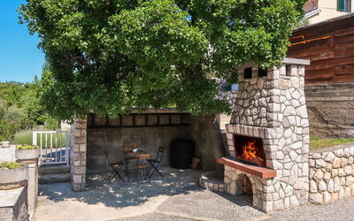 Novi Vinodolski 655: Propriété, Bâtiment, Plante, Fenêtre, Arbre, Ciel, Maison, Bois, Brique, Brickwork