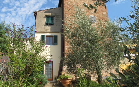 Torre di Meo: Ciel, Plante, Propriété, Bâtiment, Fenêtre, Nuage, Fleur, Pot De Fleur, Façade