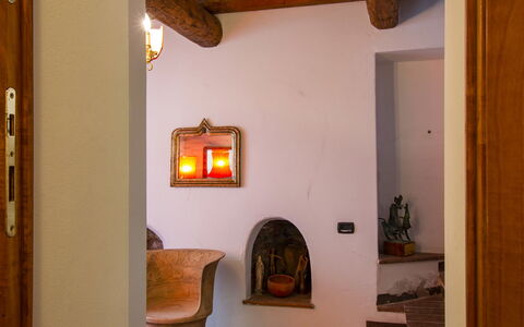 Torre di Meo: Bâtiment, Bois, Cadre, Salon, Plante D'Appartement, Design Intérieur, Plante, Sol, Confort, Mur